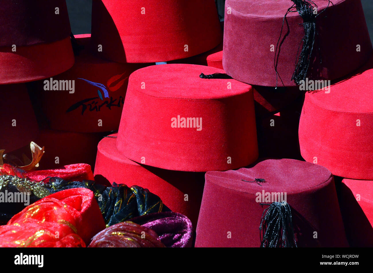 Tarboosh oder Fez - Traditionelle türkische Hüte. Rot konisch Hut mit einem schwarzen Quaste an der Spitze. Stockfoto