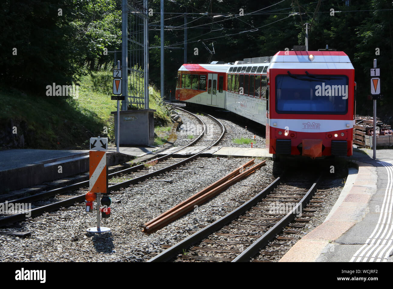 Ligne ferroviaire du Mont-Blanc-Express. TMR. Transports de Martigny et régions. Les les Marécottes. Salvan. Suisse. /Mont-Blanc-Express rail line. TMR. Stockfoto