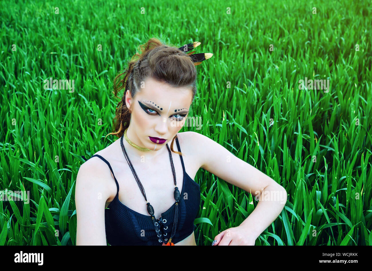 Aggressive Make-up Girl, Schlacht Gemälde des Gesicht von Amazon in einem  Feld inmitten grüner Weizen. Feminismus, der Unabhängigkeit, der Stamm  Stockfotografie - Alamy