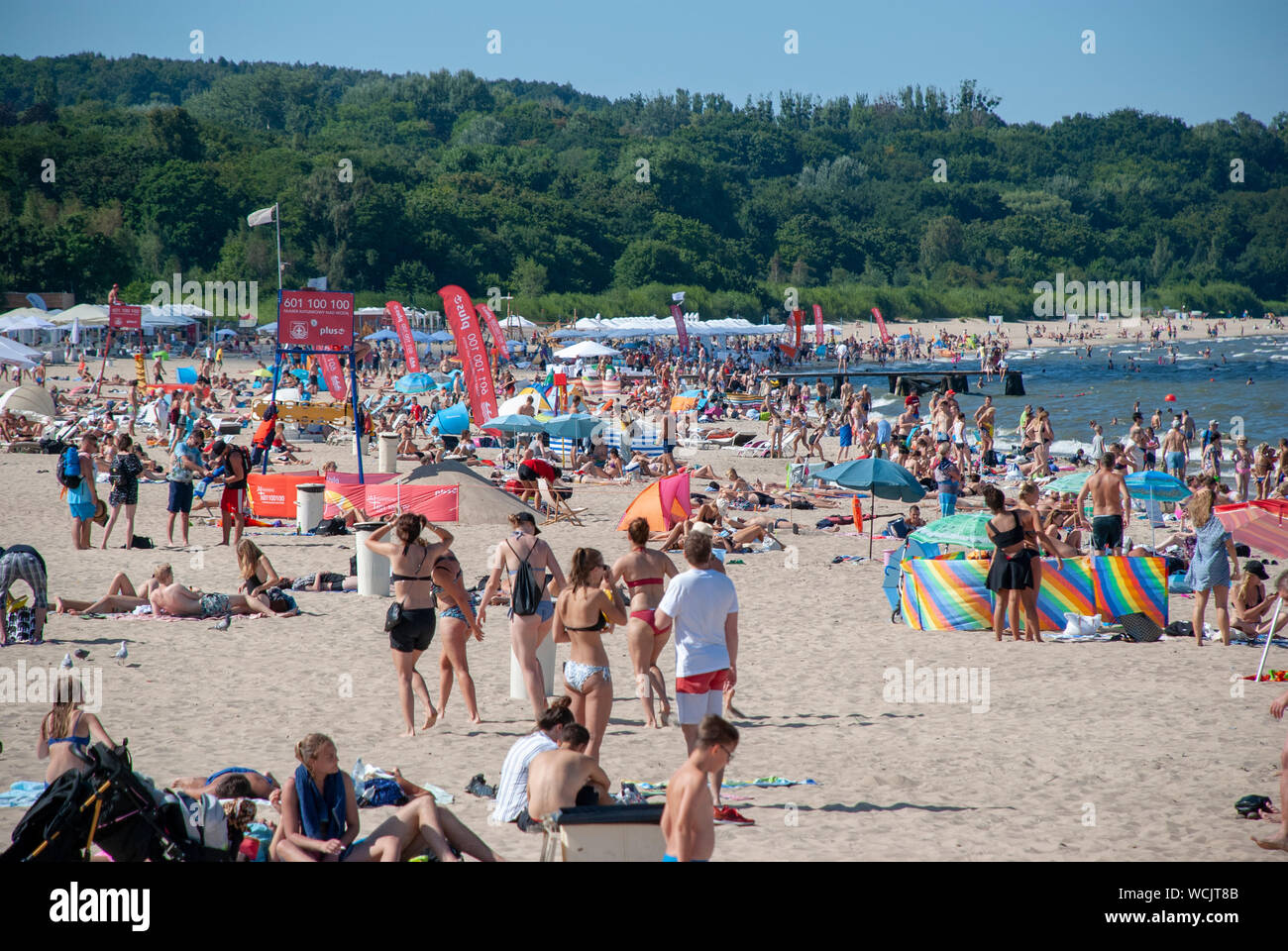 Überfüllte Ostsee Strand von Sopot, Polen Stockfoto