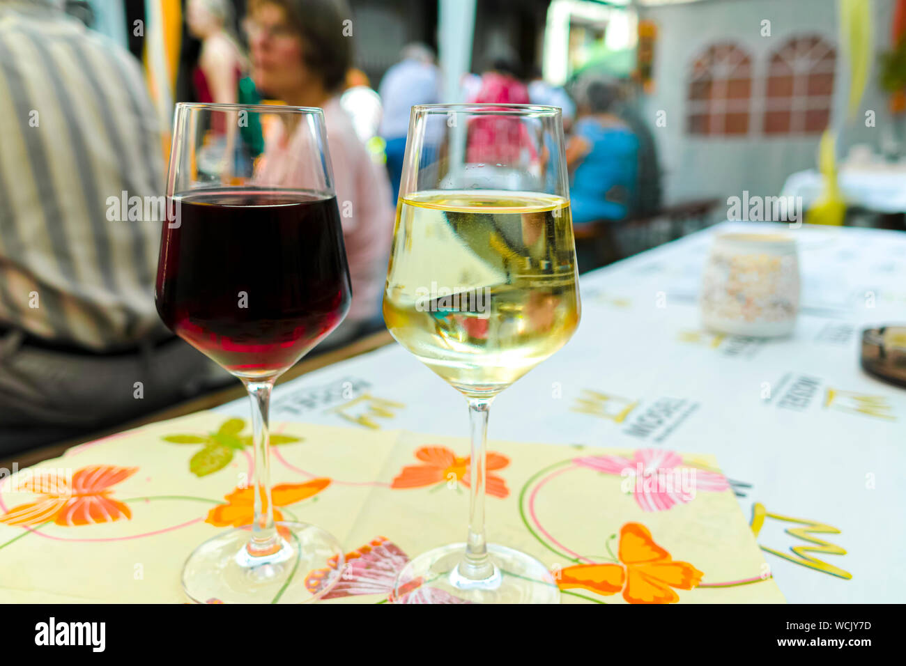 Weinprobe am roten und weißen Wein auf der Straße Weinfest auf Mosel, Deutschland, während der Weinlese Stockfoto