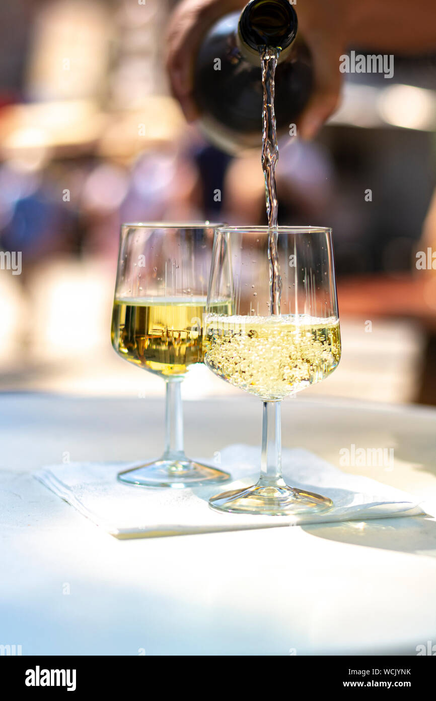 Verkostung von Kalt Weiß trocken Riesling auf der Straße Weinfest auf Mosel, Deutschland, Weinlesefest Stockfoto