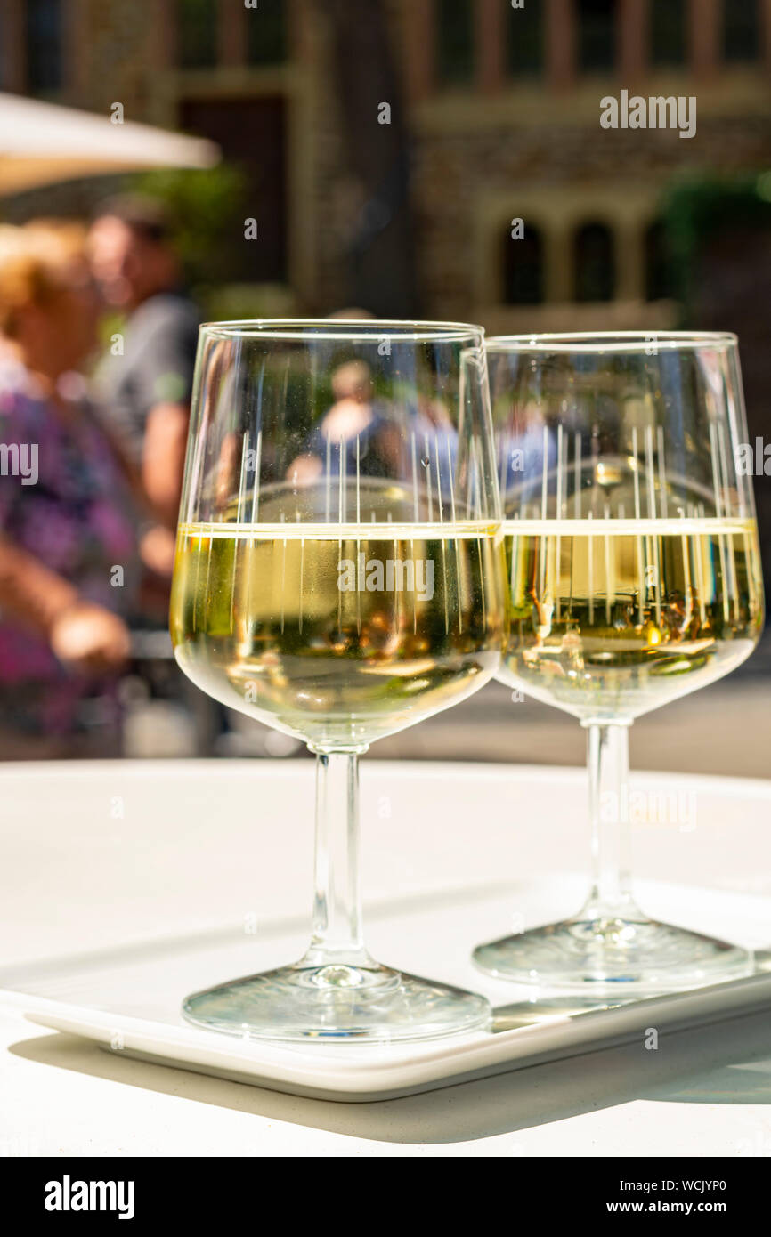 Verkostung von Kalt Weiß trocken Riesling auf der Straße Weinfest auf Mosel, Deutschland, Weinlesefest Stockfoto