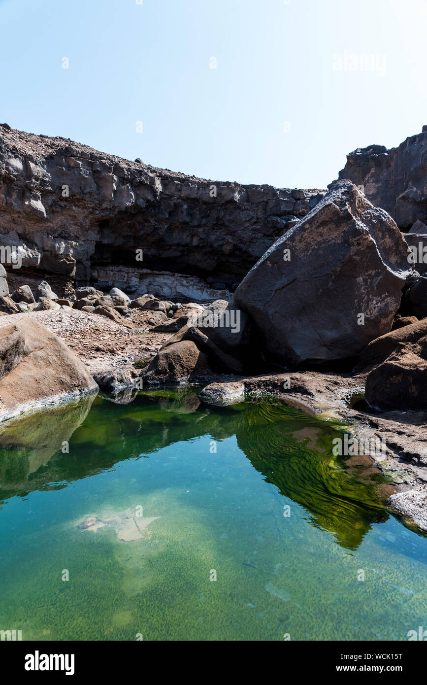 Hot spring Meer Wasser und kleine Sümpfe in der Nähe von Lac Assal (Salt Lake), 150 m unter dem Meeresspiegel - Dschibuti, Ostafrika Stockfoto
