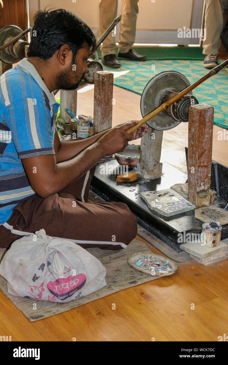 Handwerker mit traditionellen Techniken und die Gestaltung von Marmor und Halbedelsteinen auf einem Hand-angetriebene Emery Rad, Taj Mahal, Agra, Indien Stockfoto