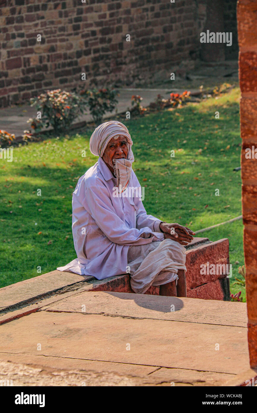 Alter Mann ruht während der Mittagshitze bei Panch Mahal, Fatehpur Sikri, ein UNESCO-Weltkulturerbe, Uttar Pradesh, Indien, Zentralasien Stockfoto