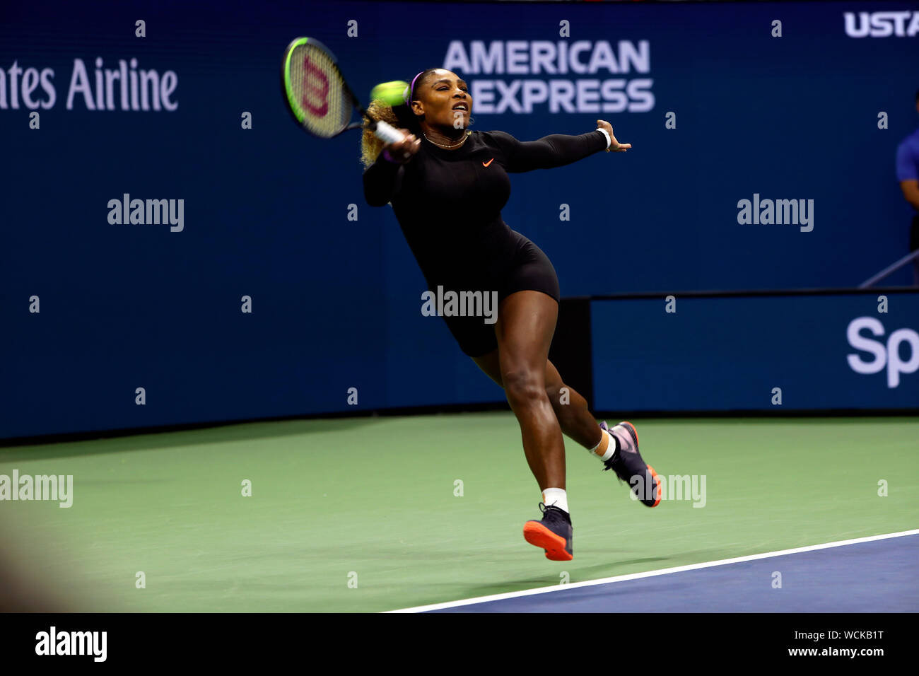 Flushing Meadows, New York, Vereinigte Staaten - 26 August, 2019. Serena Williams schlägt eine Vorhand zurück während ihrer ersten Runde gegen Maria Sharapova am ersten Tag des Spiels am US Open in Flushing Meadows, New York. Williams gewann das Match in zwei Sätzen. Quelle: Adam Stoltman/Alamy leben Nachrichten Stockfoto