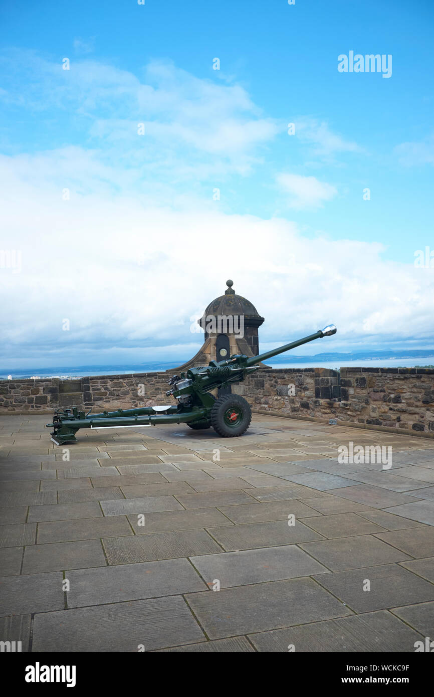 Das Edinburgh Castle (Gälisch: Caisteal Dhùn Èideann) ist eine historische Festung, die die Skyline der Stadt Edinburgh, Schottland, dominiert von der i Stockfoto