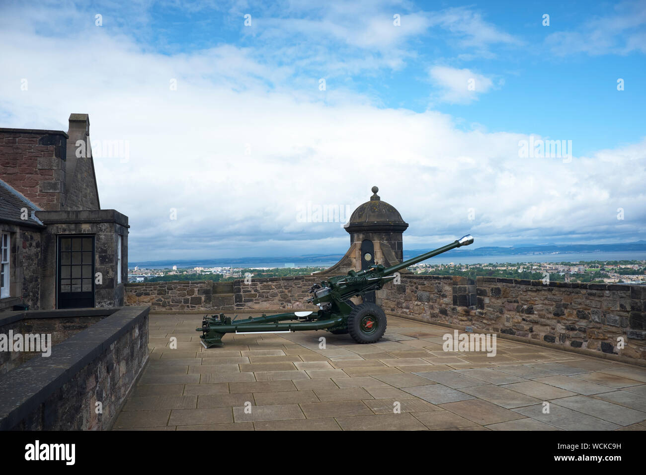 Das Edinburgh Castle (Gälisch: Caisteal Dhùn Èideann) ist eine historische Festung, die die Skyline der Stadt Edinburgh, Schottland, dominiert von der i Stockfoto