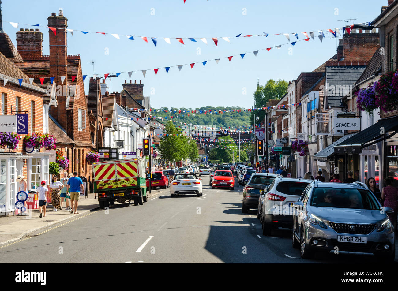 Ein Blick auf die High Street in Marlow, Buckinghamshire mit parkenden Autos und Bunting verzieren die Straße. Stockfoto