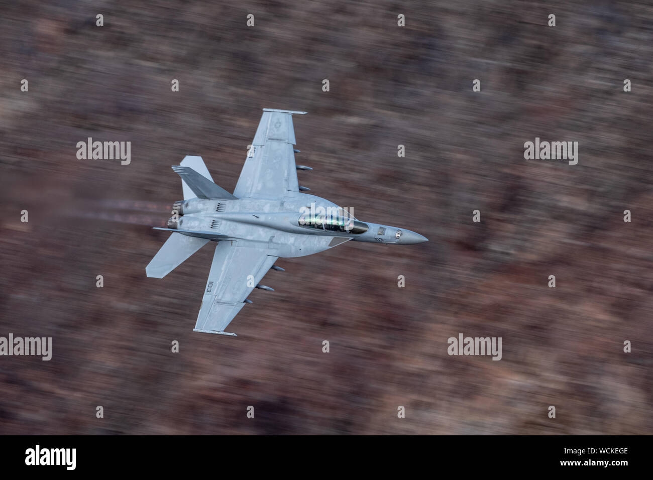 F/A-18F Super Hornet Durchführung von low level Training in Kalifornien Stockfoto