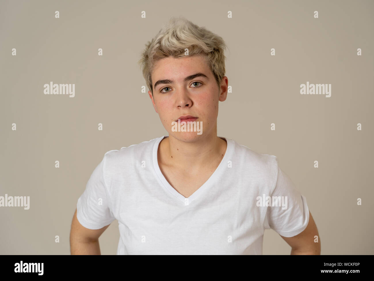 Porträt der jungen attraktiven transgender Teenager Mann mit wütend das Gesicht. Suche sauer und wütend. Mimik und Emotionen. Auf isoliertem Sternpunkt b Stockfoto