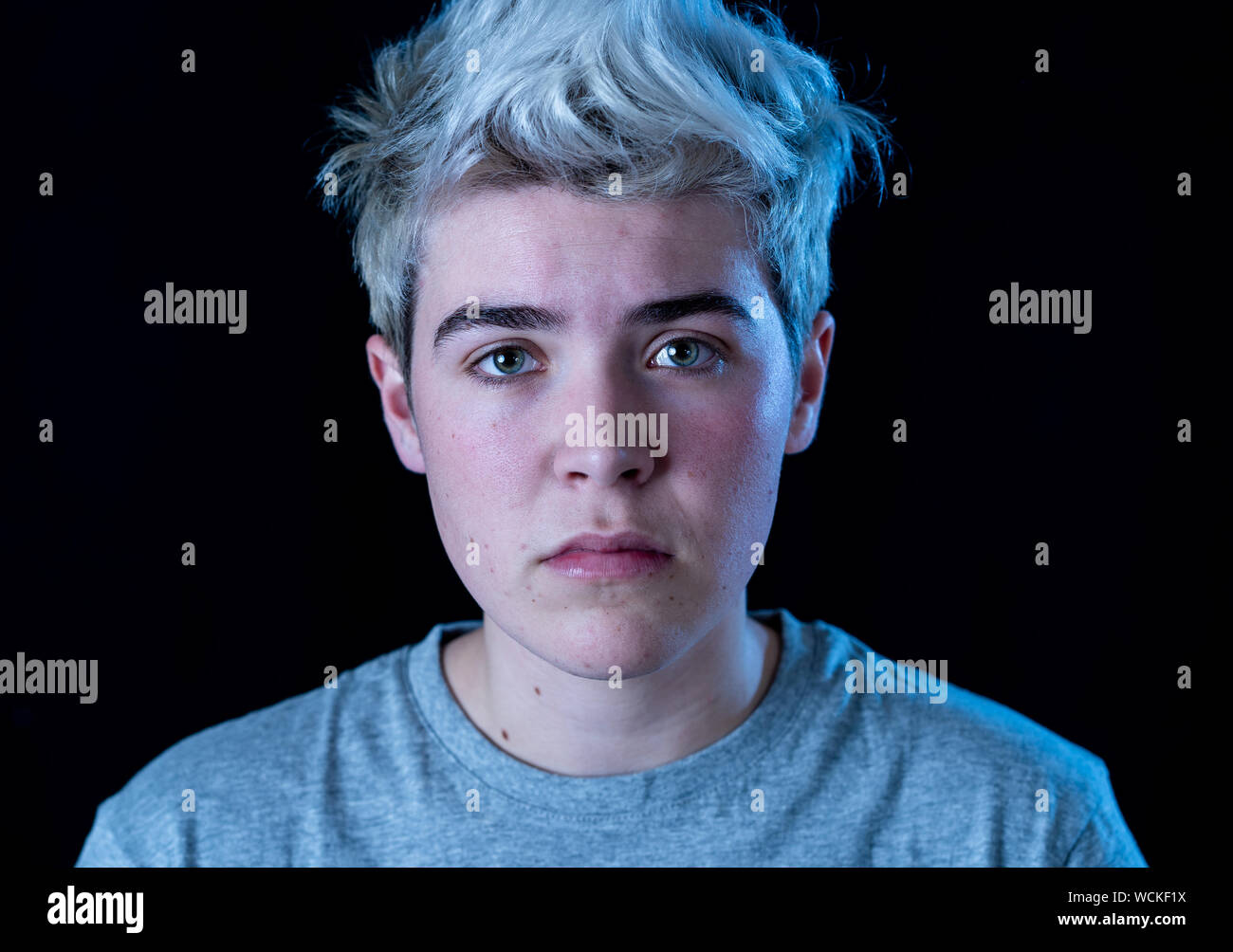 Close up Portrait von junge Transgender teenager Männlichen mit natürlichen  und neutrale Teilfläche und schönen blauen Augen. Auf neutralem Hintergrund  isoliert. In Menschen Stockfotografie - Alamy
