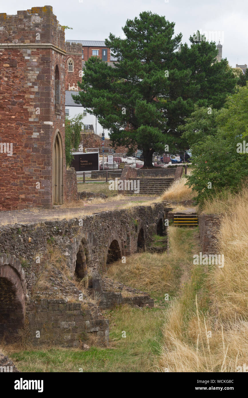 Die Überreste der Roten heavitree Sandstein Brücke und Kirche St. Edmunds in der Nähe Frosch Straße in Exeter, Devon. Teil der "City Wall Trail' Stockfoto