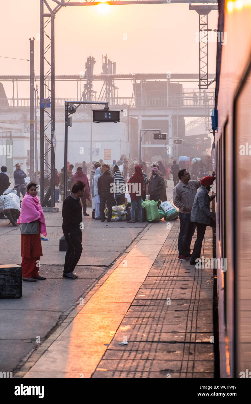Die Fluggäste einen Zug am frühen Morgen, Indien Stockfoto