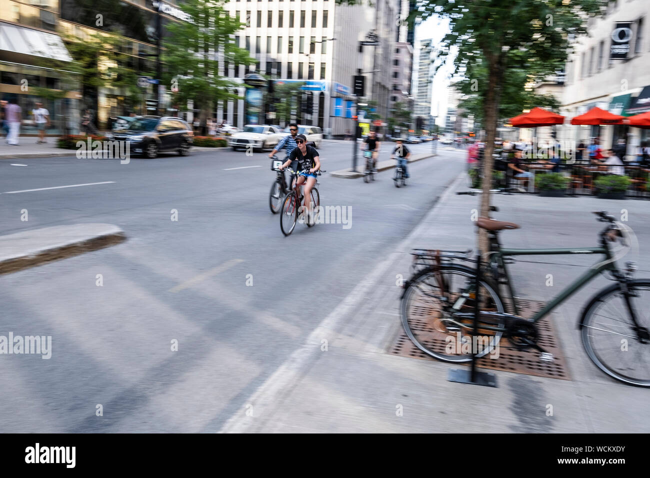 Radfahrer Pedal hinunter die Straße in der Innenstadt von Montreal. Montreal, Quebec Stockfoto