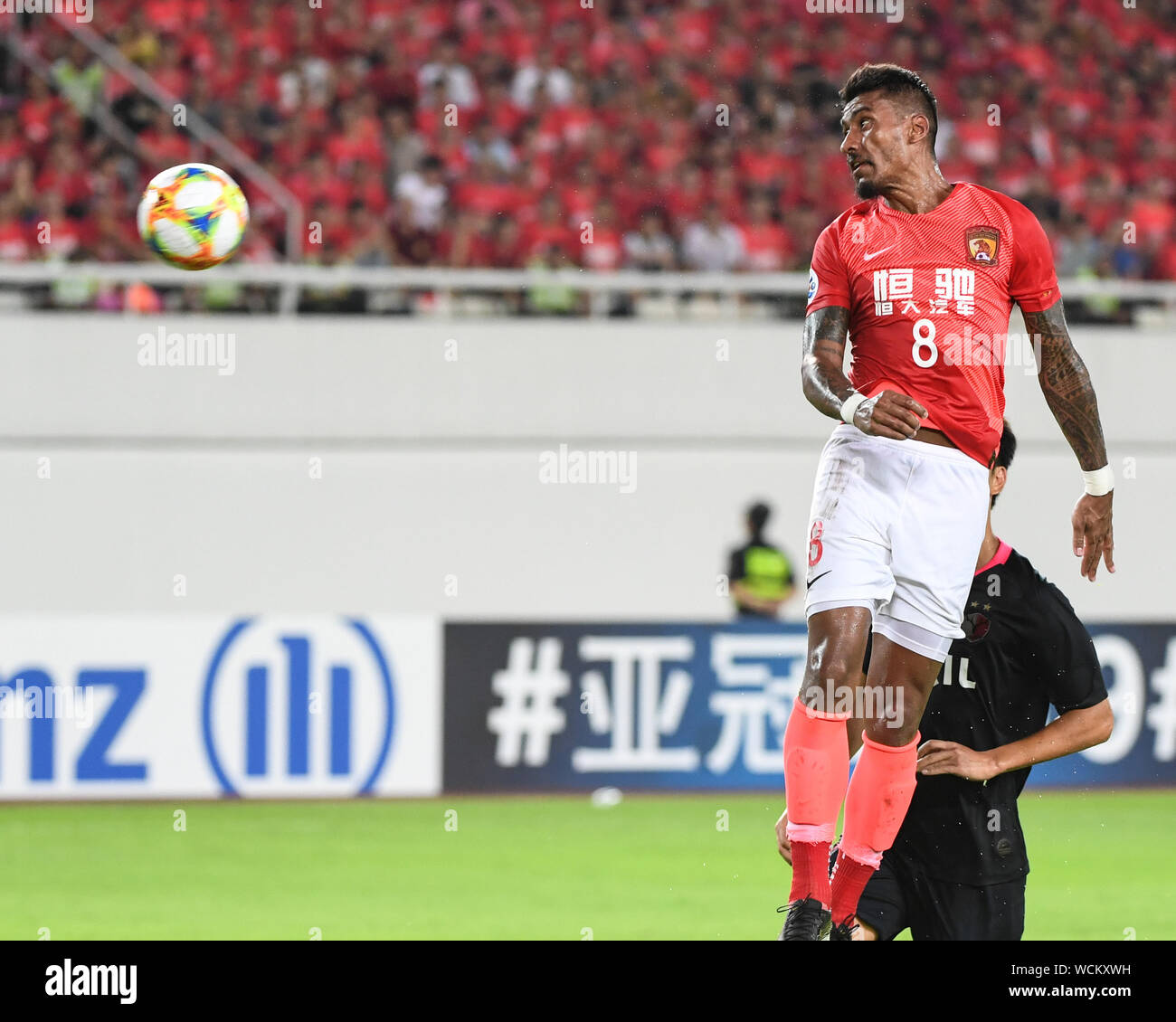 Guangzhou, Guangdong Provinz Chinas. 28 Aug, 2019. Paulinho (vorne) von Guangzhou Evergrande Köpfe während des Viertelfinale Hinspiel gegen Kashima Antlers der AFC Champions League in Guangzhou, Provinz Guangdong im Süden Chinas, Aug 28., 2019. Credit: Deng Hua/Xinhua/Alamy leben Nachrichten Stockfoto