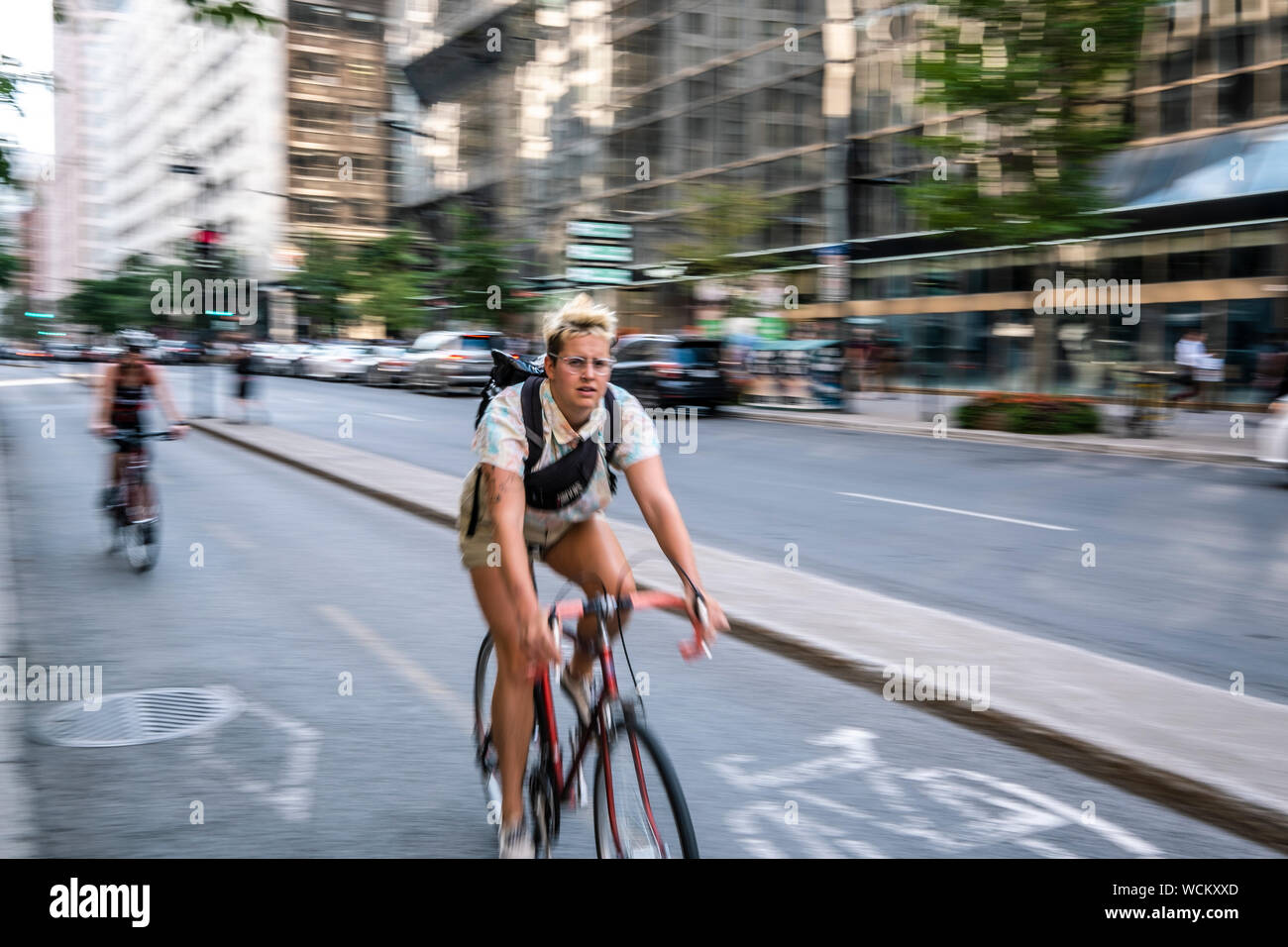 Radfahrer Pedal hinunter die Straße in der Innenstadt von Montreal. Montreal, Quebec Stockfoto