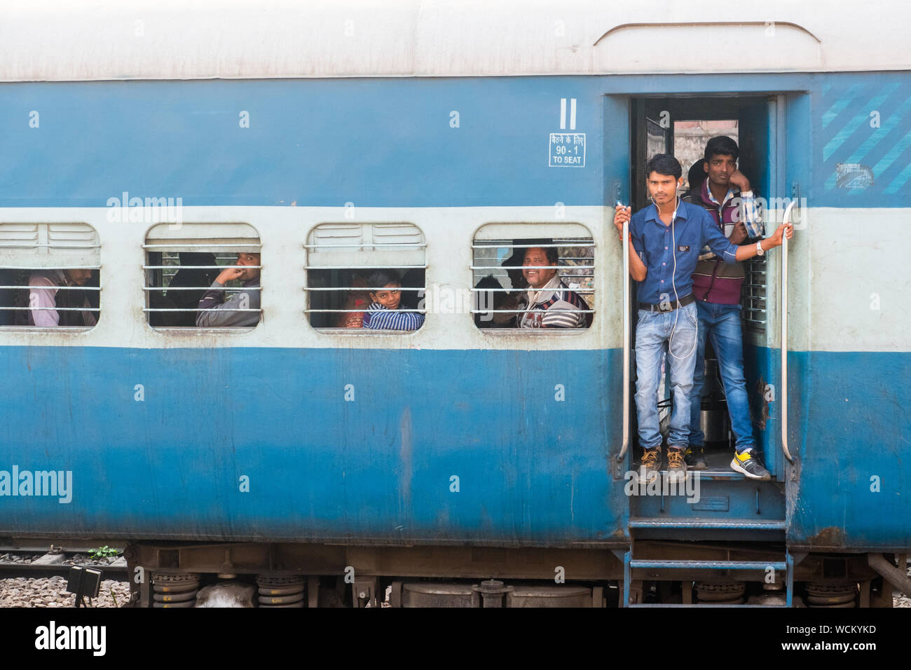 Indische Passagiere auf eine indische Eisenbahn Zug in Delhi, Indien Stockfoto