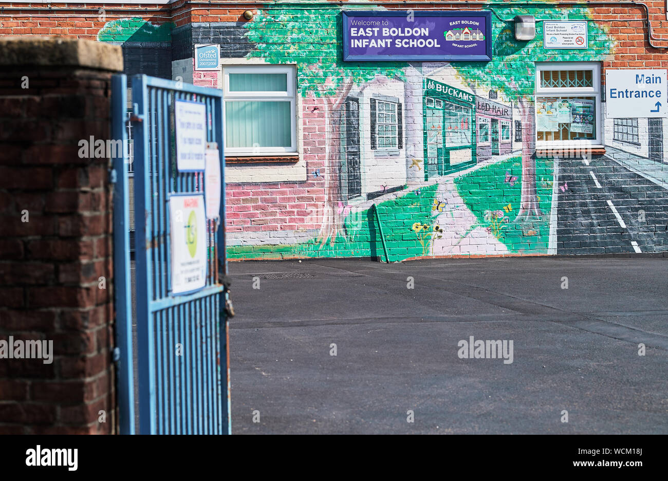 Wandbild und Spielplatz am Osten Bolden Infant School, South Tyneside, England. Stockfoto