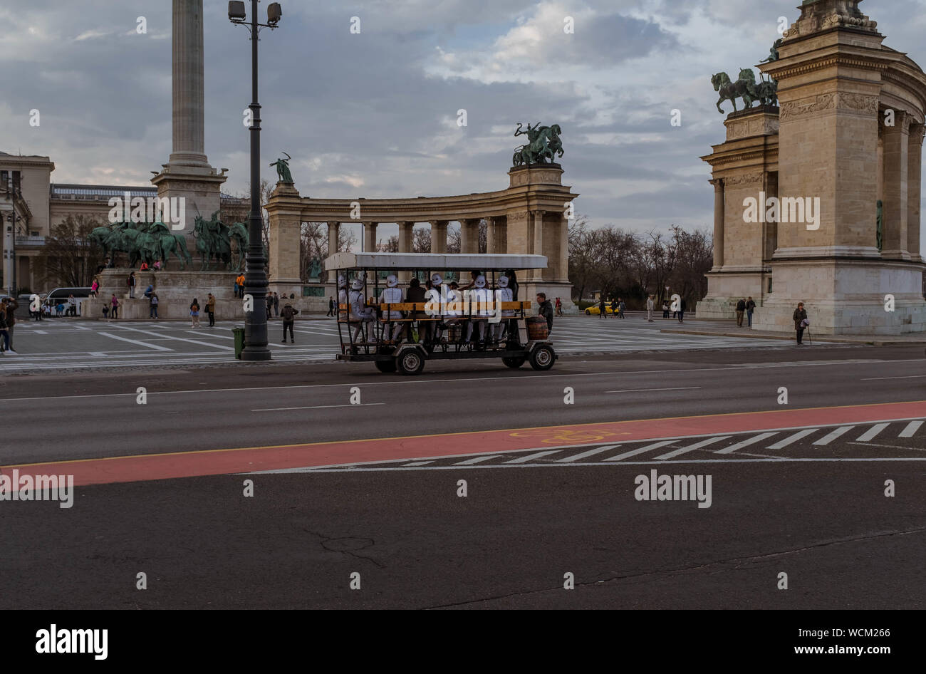 Die Menschen gekleidet in Storm Trooper Kostüme, ein Bier mit dem Fahrrad in der Nähe Heldenplatz in Budapest. Stockfoto