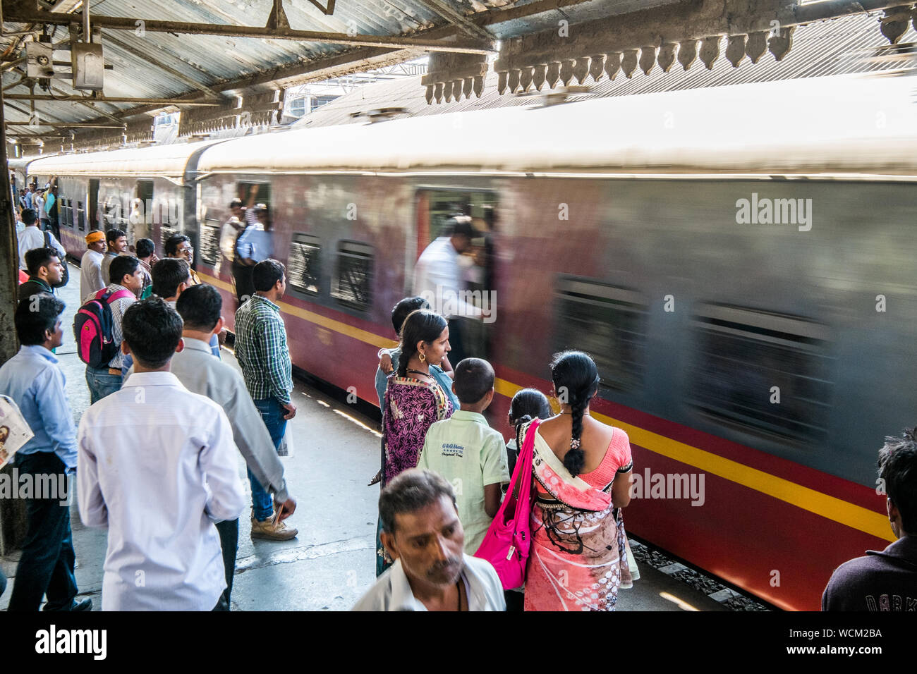 Pendler das Einsteigen in ein Zug am Bahnhof in Mumbai, Indien Stockfoto