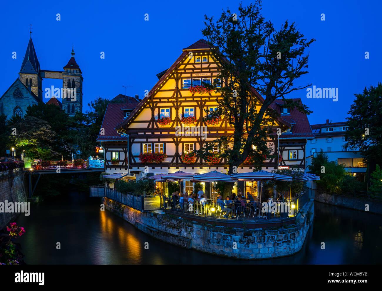 Esslingen am Neckar, Deutschland, 23. August 2019, historischen alten Fachwerkhaus und Restaurant auf der kleinen Insel im Neckar Wasser in der mittelalterlichen Altstadt von es Stockfoto