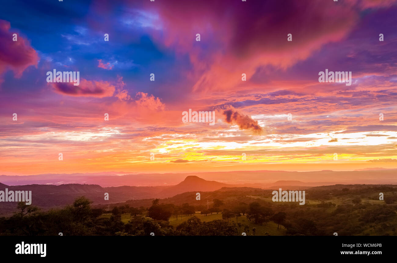 Dramatischer Sonnenuntergang im Nationalpark Santa Rosa in Costa Rica Stockfoto