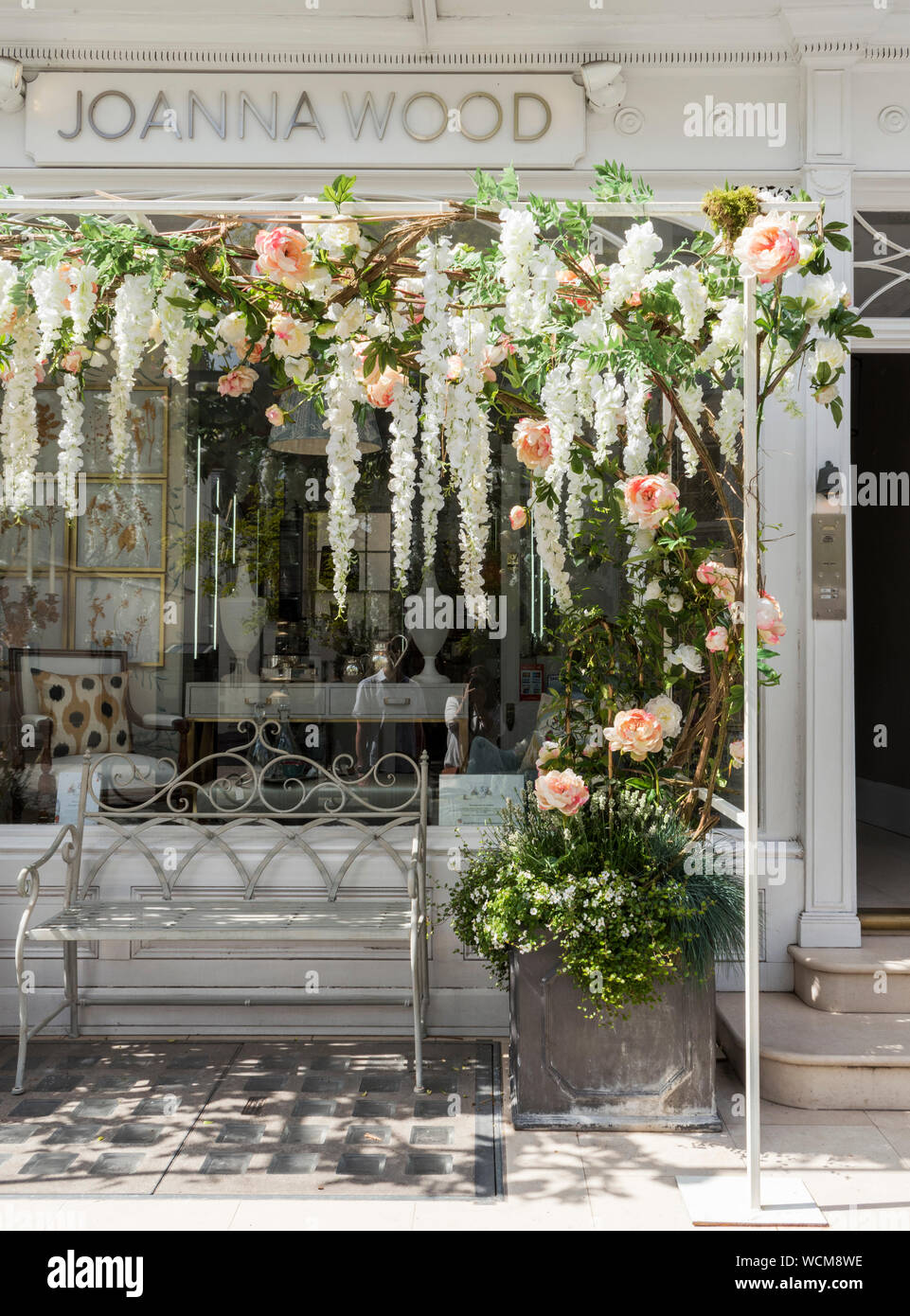 Blumenschmuck auf Fassaden für Chelsea in der Blüte, London, UK Stockfoto