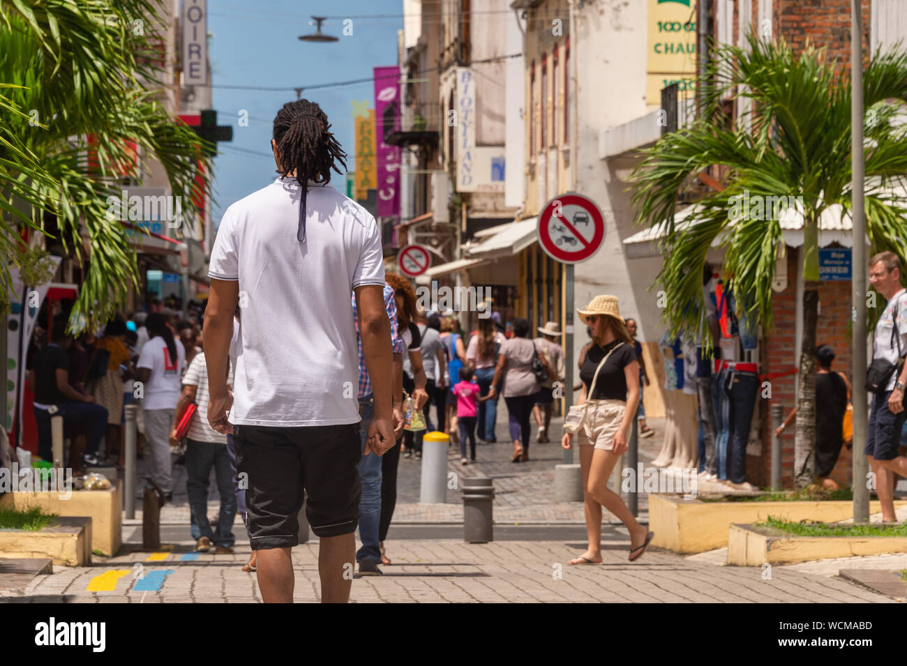 Fort-de-France, FR: 12. August 2019: Rue de la Republique in Fort-de-France, Martinique, West Indies, ist die wichtigste Geschäftsstraße. Stockfoto