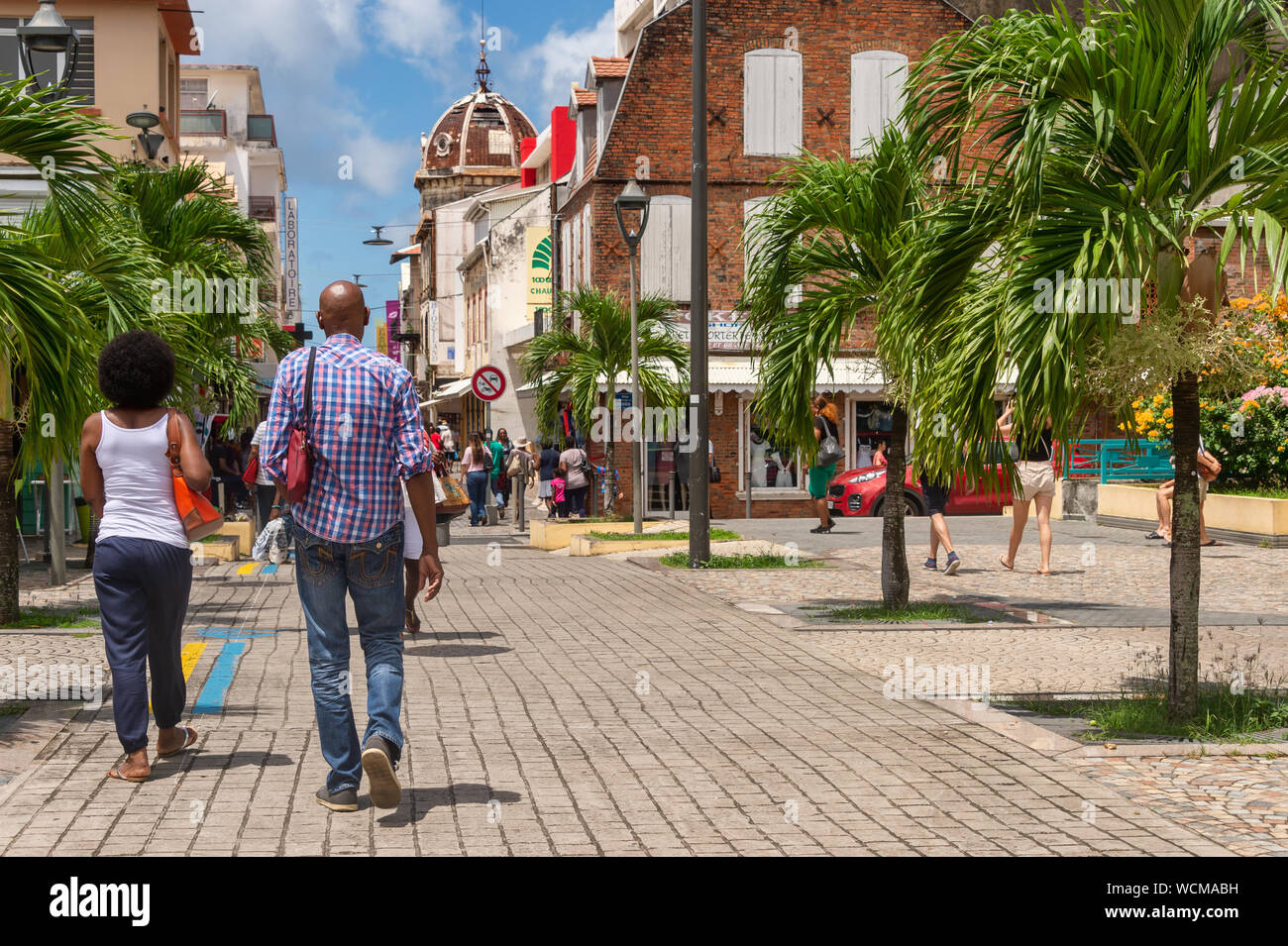 Fort-de-France, FR: 12. August 2019: Rue de la Republique in Fort-de-France, Martinique, West Indies, ist die wichtigste Geschäftsstraße. Stockfoto