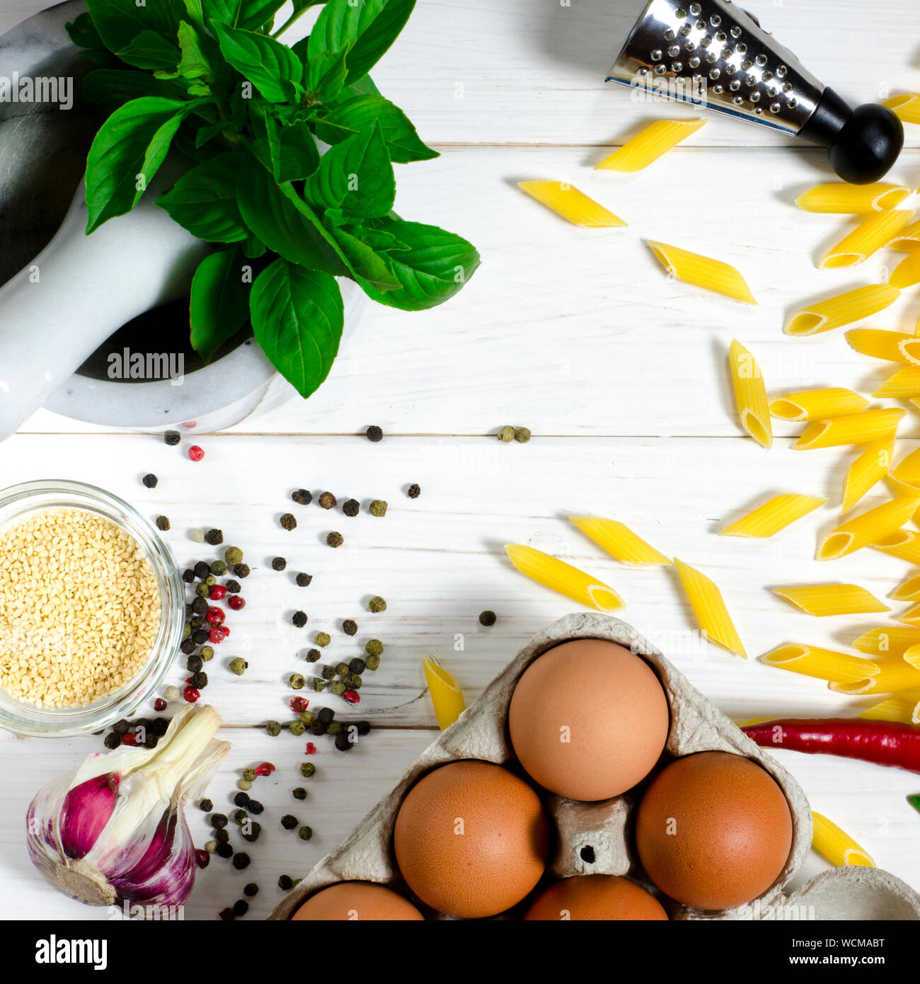 Penne Pasta, grüne Basilikum, Parmesan, Sesam, Knoblauch, Chili, Eier ...
