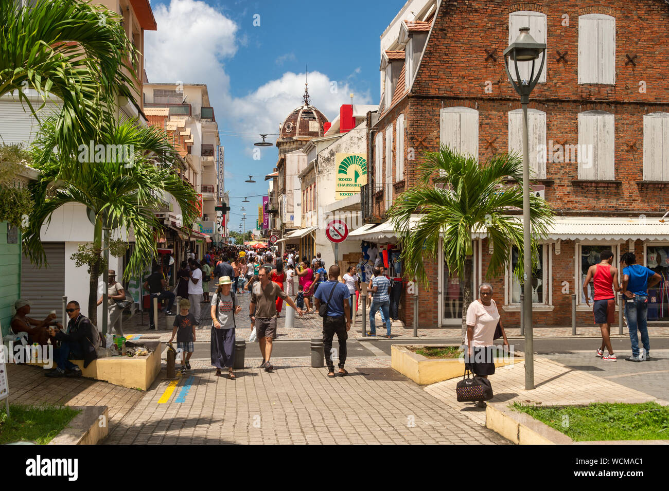 Fort-de-France, FR: 12. August 2019: Rue de la Republique in Fort-de-France, Martinique, West Indies, ist die wichtigste Geschäftsstraße. Stockfoto