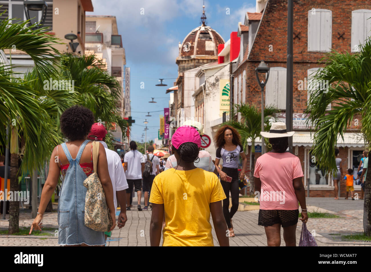 Fort-de-France, FR: 12. August 2019: Rue de la Republique in Fort-de-France, Martinique, West Indies, ist die wichtigste Geschäftsstraße. Stockfoto