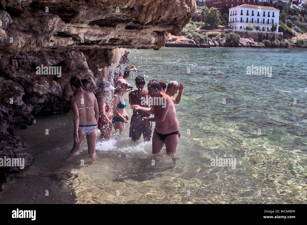 Evia Insel, Loutra Edipsou, Griechenland, Juni 05, 2016. Genießen Touristen, die sich in der warmen Arzneimittel spa Wasser aus dem Felsen an der Küste der Ägäis. Stockfoto