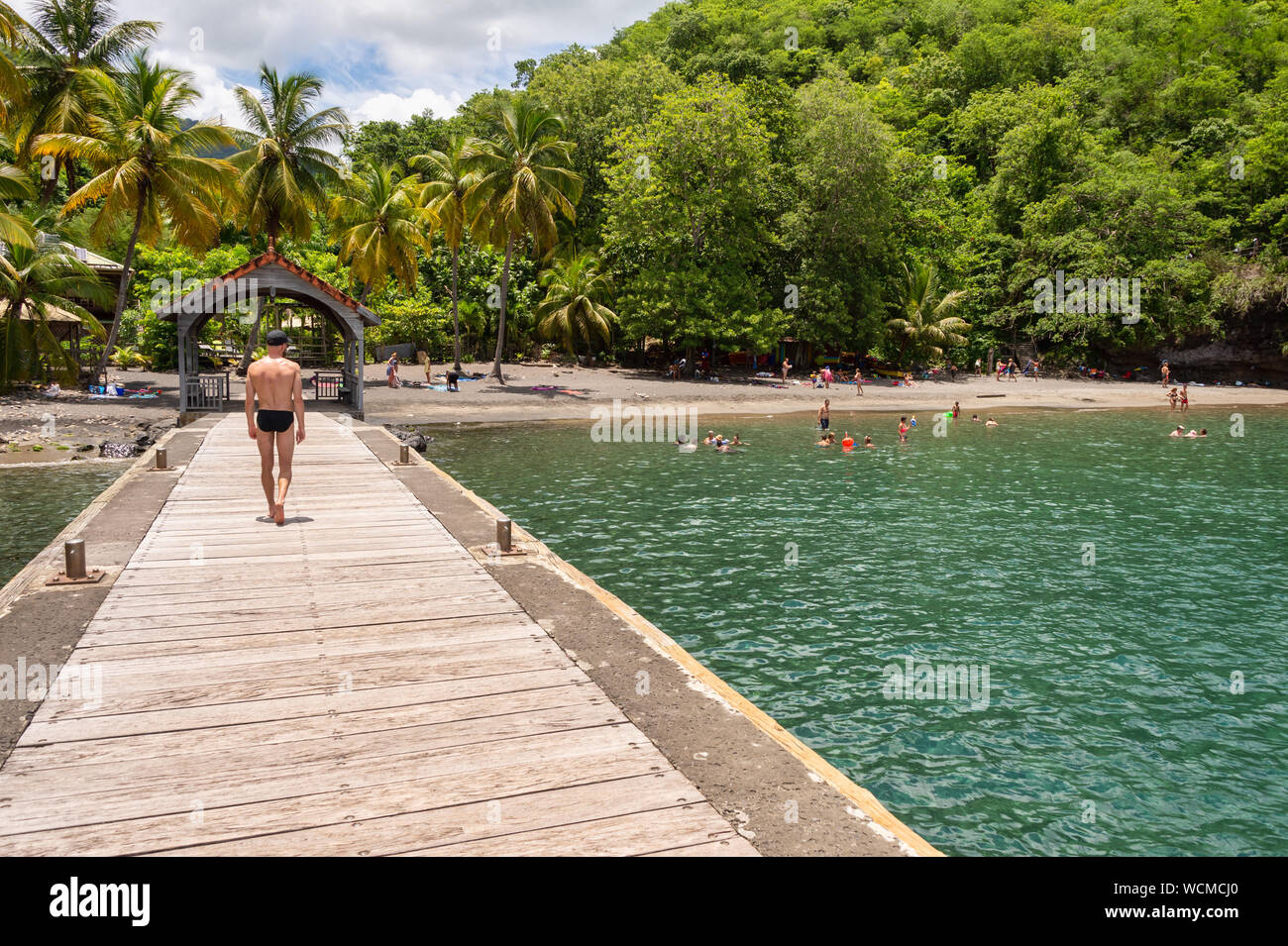 Anse Noire, Martinique, FR: 13. August 2019: Personen, die ein warmer Tag am Strand Anse Noire. Stockfoto