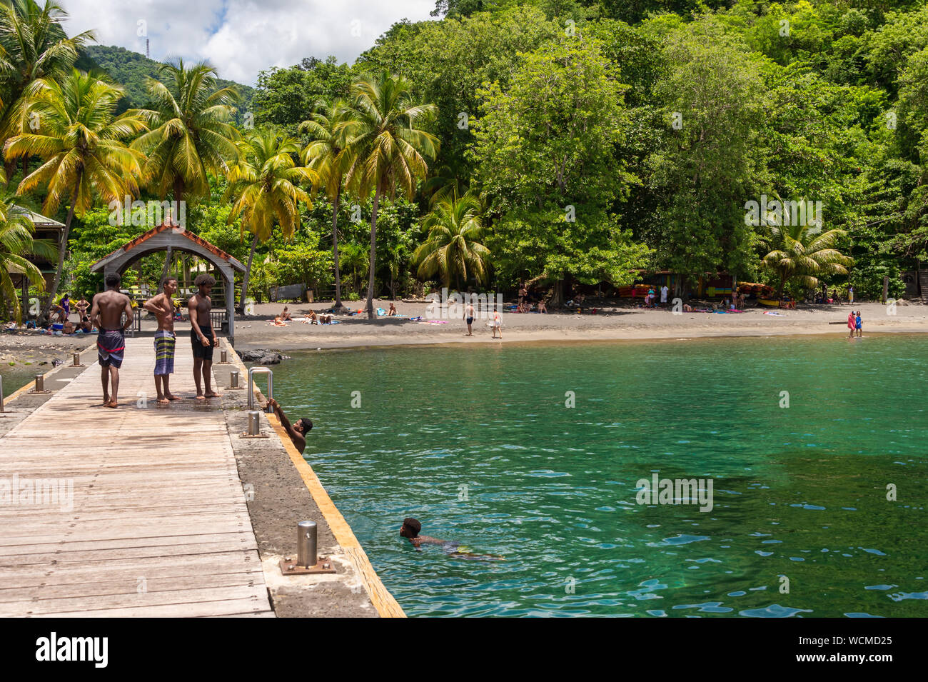 Anse Noire, Martinique, FR: 13. August 2019: Personen, die ein warmer Tag am Strand Anse Noire. Stockfoto