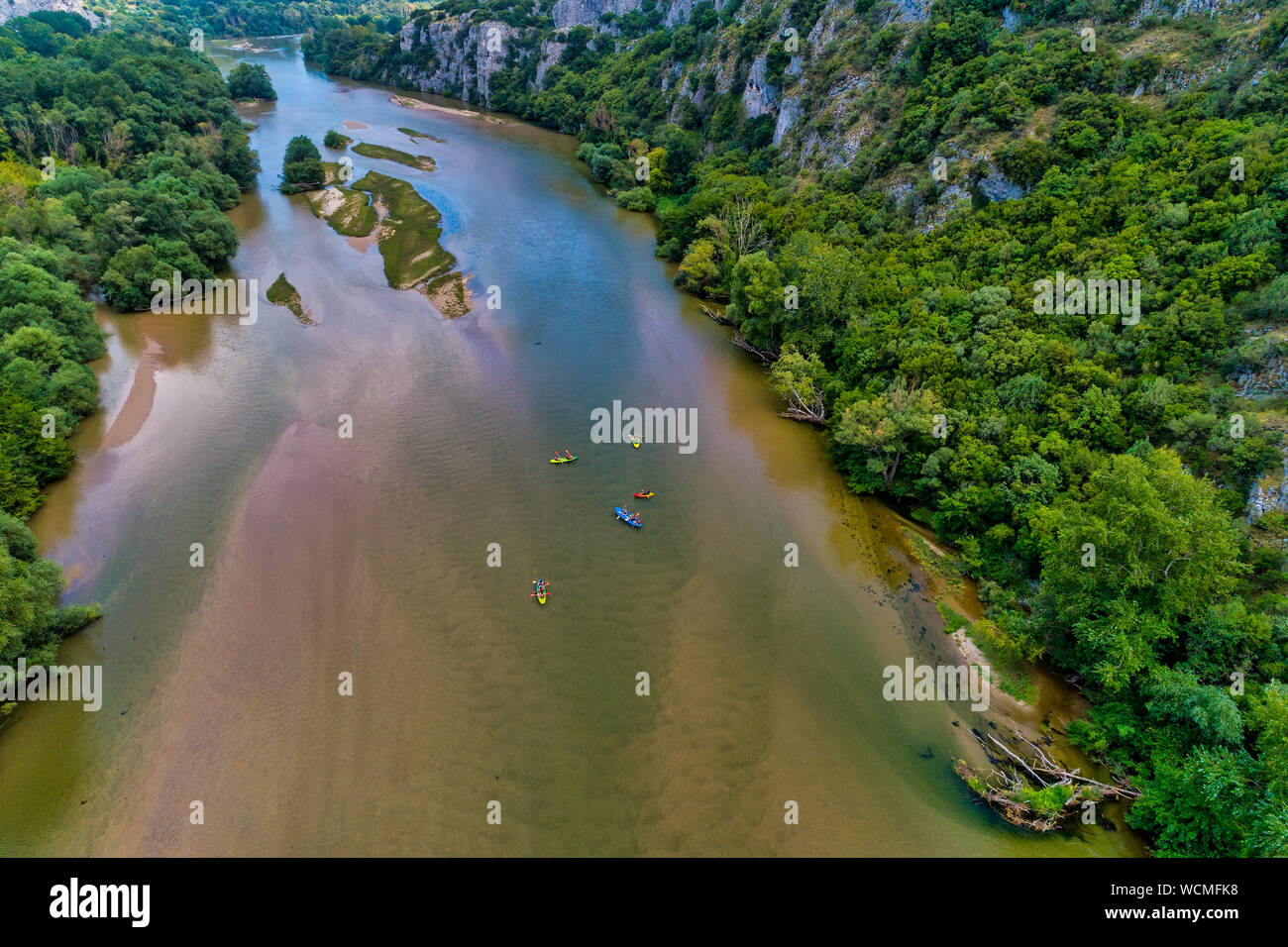 Luftaufnahme von Adventure Team tun Kajaks auf dem kalten Wasser des Nestos River in Toxotes, Xanthi, Griechenland. Nestos River ist einer der beliebtesten Stockfoto