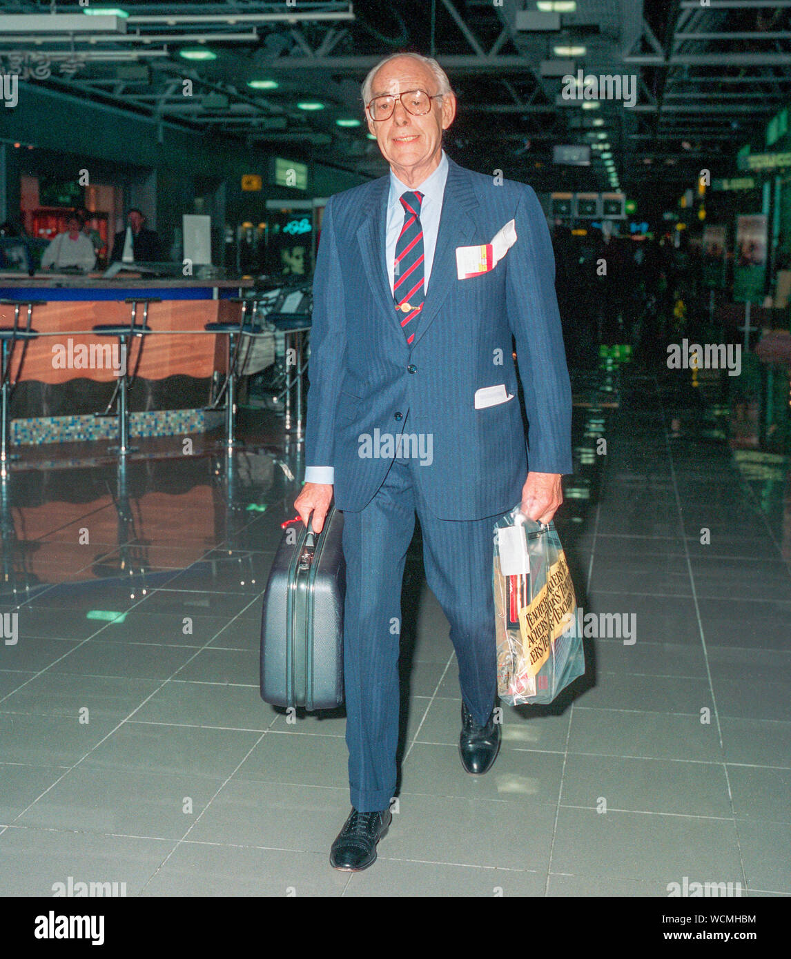 Sir Denis Thatcher Verlassen der London Heathrow Flughafen im April 1993. Stockfoto