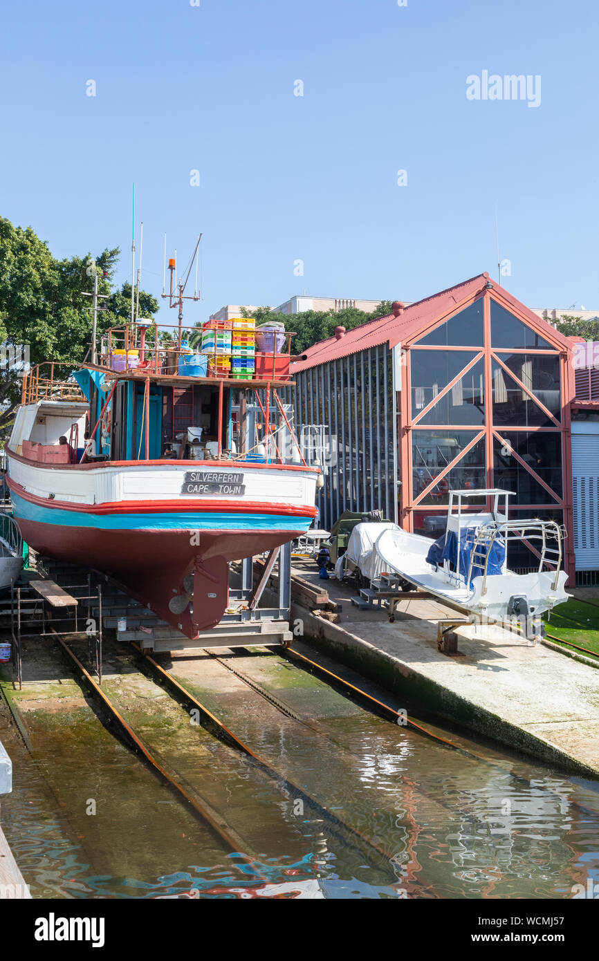 Bunte, altes, hölzernes Fischerboot auf der Helling bei V&A Waterfront, Kapstadt, Südafrika in den Kais Bezirk Stockfoto