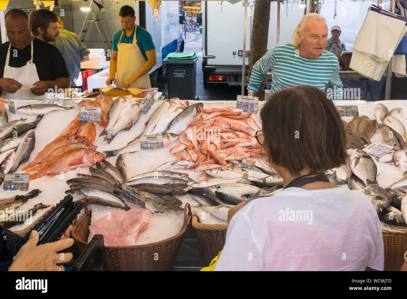 Pariser Fischmarkt - Frischer Fisch Produkt bei Paris Street Markt verkauft. Frankreich, Europa. Stockfoto