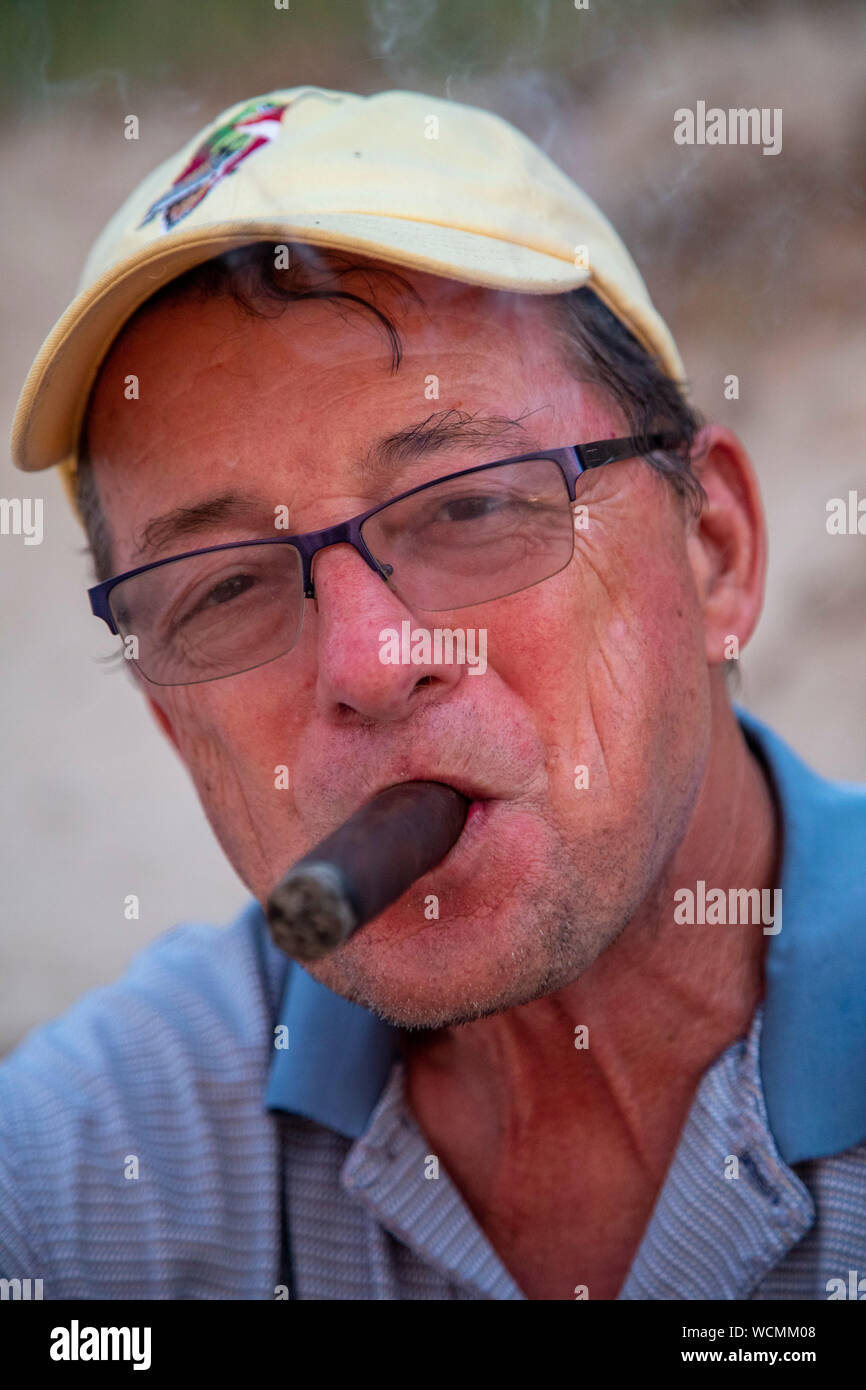Union Pier, Michigan - ein Mann, Rauchen eine Zigarre. Stockfoto