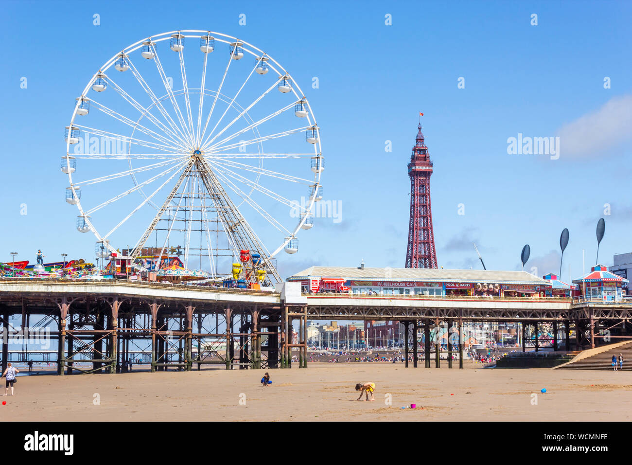 Blackpool, Fylde Coast, Lancashire, England. Big Wheel auf Central Pier und der Blackpool Tower im Hintergrund. Stockfoto