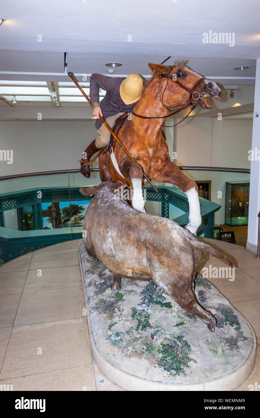 Das Royal Armouries Museum, Leeds, West Yorkshire, England. Ausstellung in der Galerie der Jagd ein Jäger spearing ein Wildschwein. Stockfoto