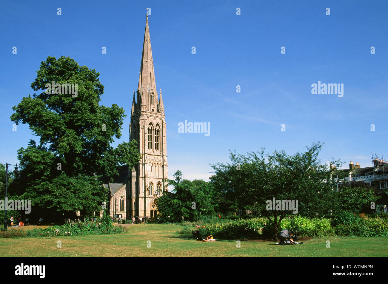 St Mary's Neue Kirche, Stoke Newington, London UK, im Sommer, von clissold Park Stockfoto
