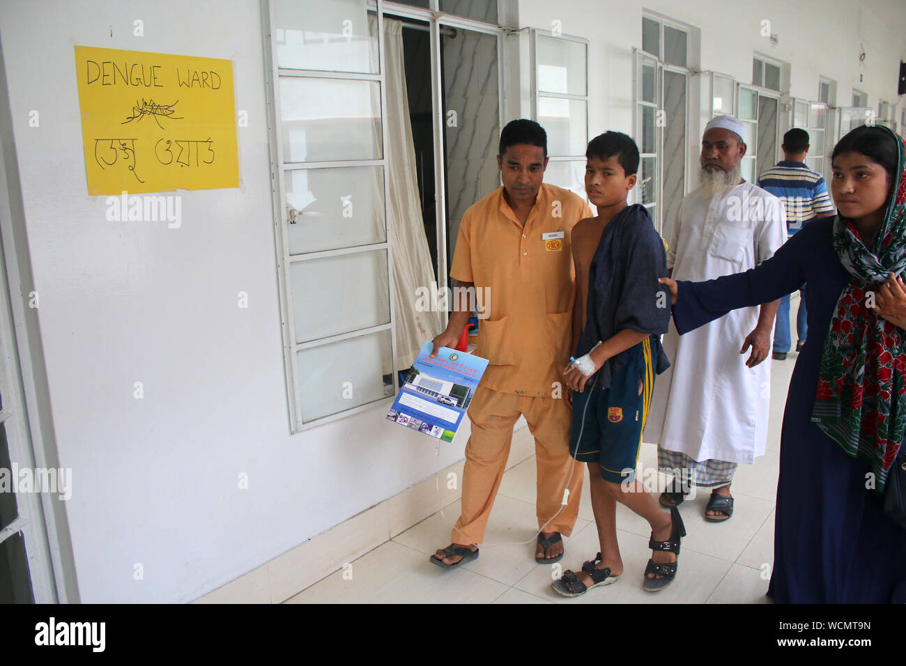 Eine Krankenstation junge hilft eine Neue Dengue-fieber Dengue-fieber-Patienten auf der Station an der Heiligen Familie medizinische Hochschule und dem Krankenhaus in Dhaka. Bangladesch Datensätzen zu wechseln fast 60.000 Patienten, die im Krankenhaus für Dengue-fieber bisher in 2019. Nach Angaben der Generaldirektion Gesundheit Dienstleistungen oder DGHS, Insgesamt 59,592 Dengue-fieber-Patienten haben die verschiedenen Krankenhäuser in Bangladesch von Anfang des Jahres aufgenommen wurde. Stockfoto