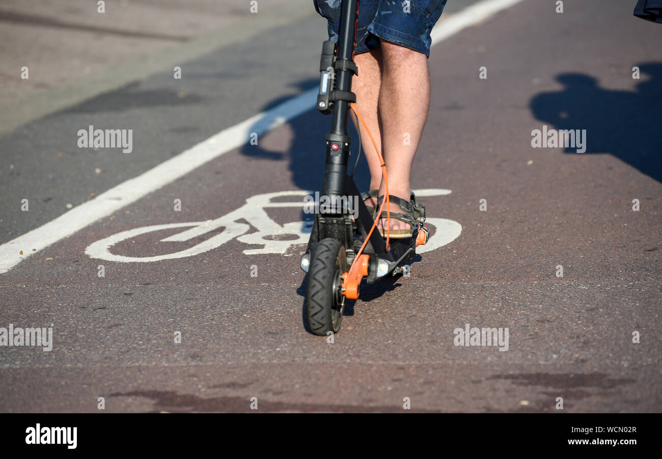 Elektro-Scooter in einem Radweg auf Brighton Strandpromenade verwendet - Es ist illegal in Großbritannien, diese Roller auf der öffentlichen Autobahn oder Bürgersteige zu verwenden Stockfoto