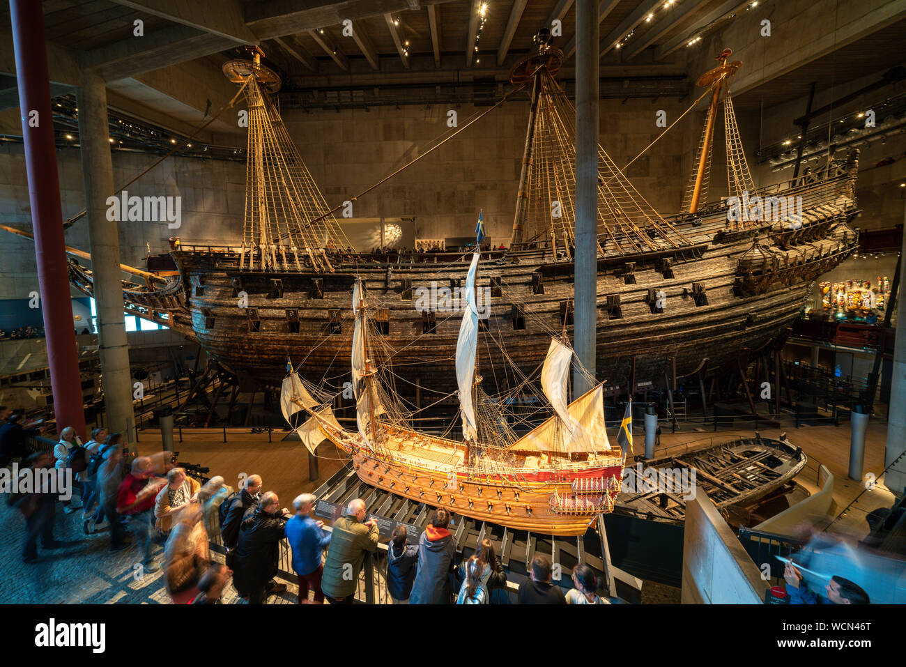 Die Leute bewundern die Modell des echten Vasa Kriegsschiff hinter, Vasamuseet (Vasa Museum) in Stockholm, Schweden Stockfoto