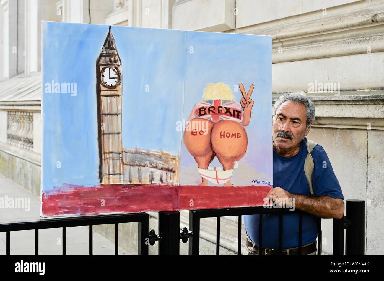Politischer Künstler Kaya Mar zeigt seine neuesten satirischen Nehmen auf Premierminister Boris Johnson bei der Verarbeitung von Brexit. Eingang 10 Downing Street, Whitehall, London. Großbritannien Stockfoto