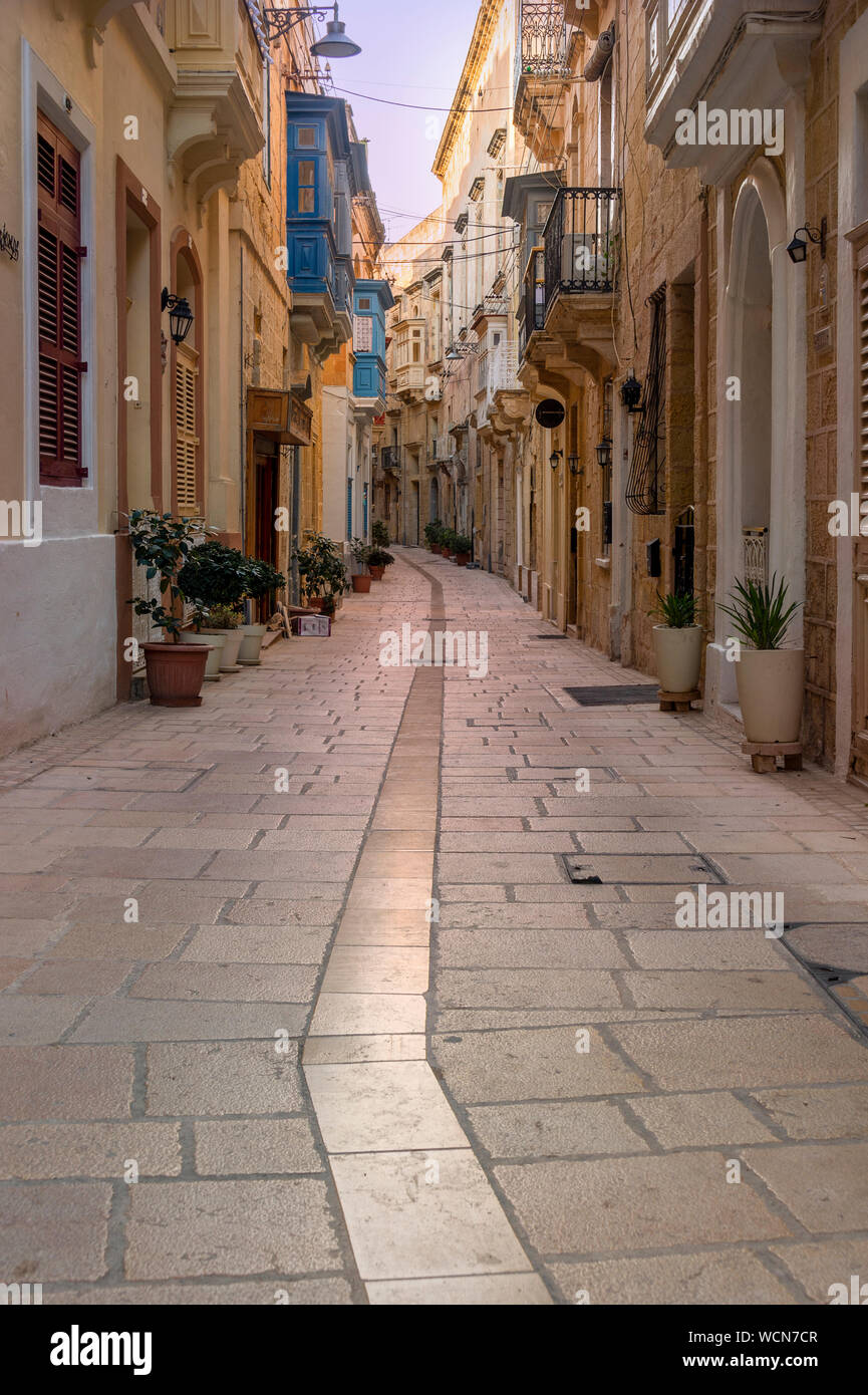 Die engen Straßen von Vittoriosa, Malta. Traditionelles Gebäude aus Kalkstein und überdachte Balkone. Stockfoto